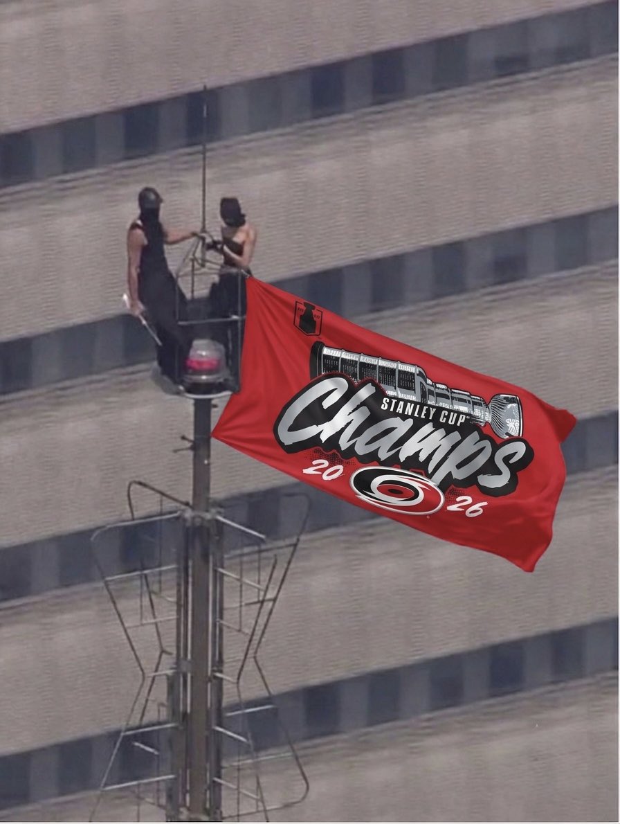 Treycharles_3's tweet photo. Per @ABC, JUST IN: two people climbed to the top of the Empire State Building and unfurled a banner on top of its spire Wednesday afternoon. @Canes https://t.co/4vMQa5q8CU
