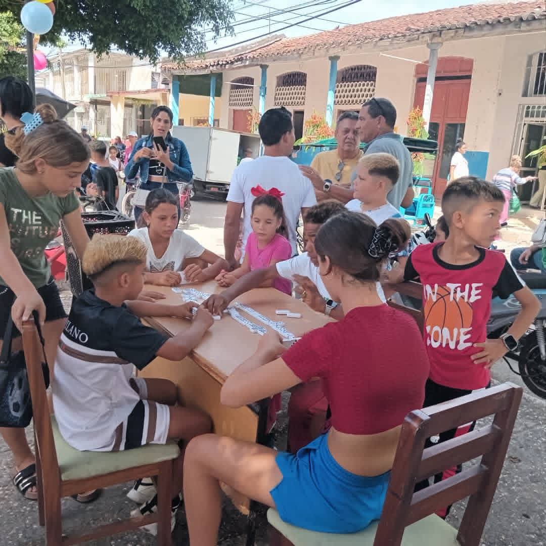 dmejatibonico's tweet photo. En #Jatibonico comienza el #VeranoConMiGente y allí la representación de niños y jóvenes. Felices vacaciones desde #EducacionJatibonico https://t.co/8HOomm8JR2