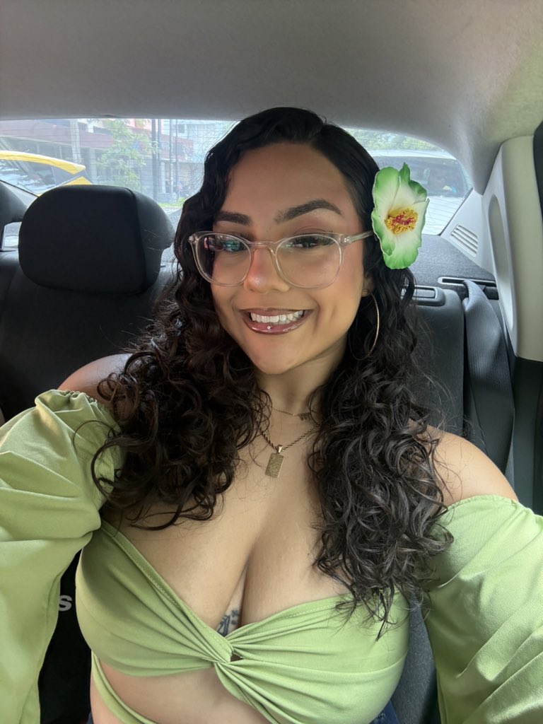 axhcaxh's tweet photo. happy girllll 💚 https://t.co/k3Rmiz0Ff7