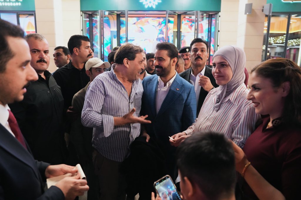 IraqiPMO's tweet photo. أجرى رئيس مجلس الوزراء السيد علي فالح الزيدي، مساء اليوم الأربعاء، جولة في عدد من الشوارع والأسواق في العاصمة بغداد.

كما تجول سيادته في أحد المراكز التجارية الكبرى في بغداد، والتقى هناك بعدد من المواطنين واستمع إلى متطلباتهم المعاشية والخدمية ووجه بسرعة متابعتها. https://t.co/CoaSqFf10q