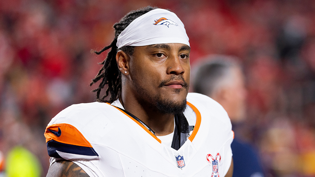 AroundTheNFL's tweet photo. Broncos pass rusher Nik Bonitto evaluates late-season sack slump: "Getting doubled more, getting chipped and cut more. It was all those things in a combination where it was a learning process for me as I continue to grow in my career."

https://t.co/XHPhqCDRLQ https://t.co/PxaiYUkw3m