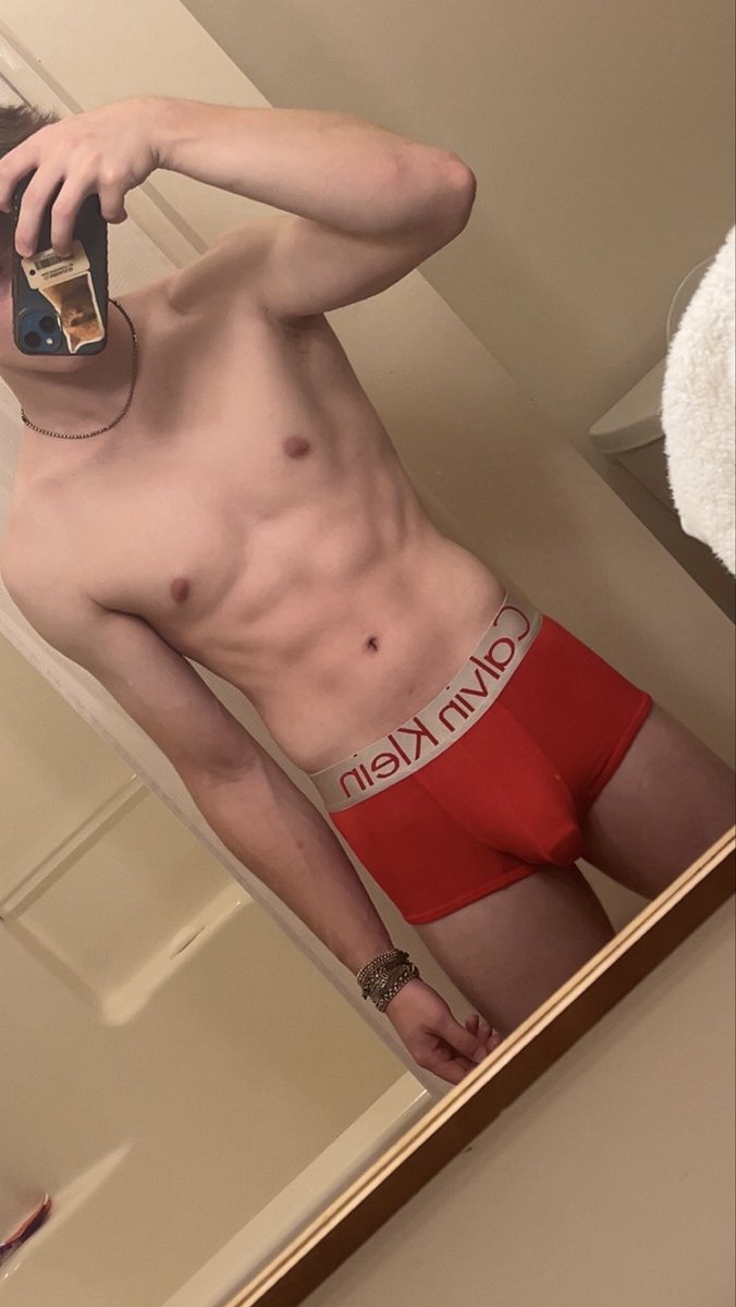 arlospark11's tweet photo. should i make a vinted acct to sell my underwear?? https://t.co/aM9quNxzHh