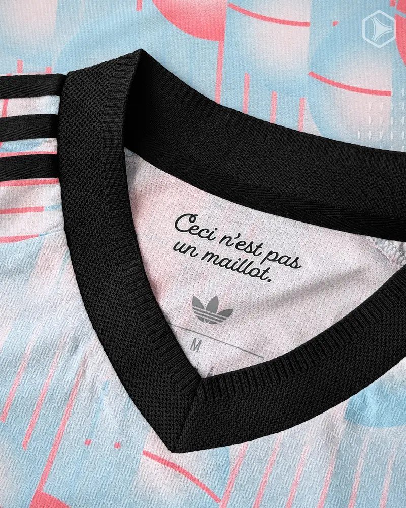 fdbedout's tweet photo. Tuve que buscar explicación a la camiseta de Bélgica. No me dejaba concentrar en el partido. 

Encontré que esta inspirada en René Magritte, el genial pintor surrealista belga.

Solo diré en homenaje a Magritte: 
Esto no es una camiseta de fútbol. https://t.co/CcKt0yrhQq