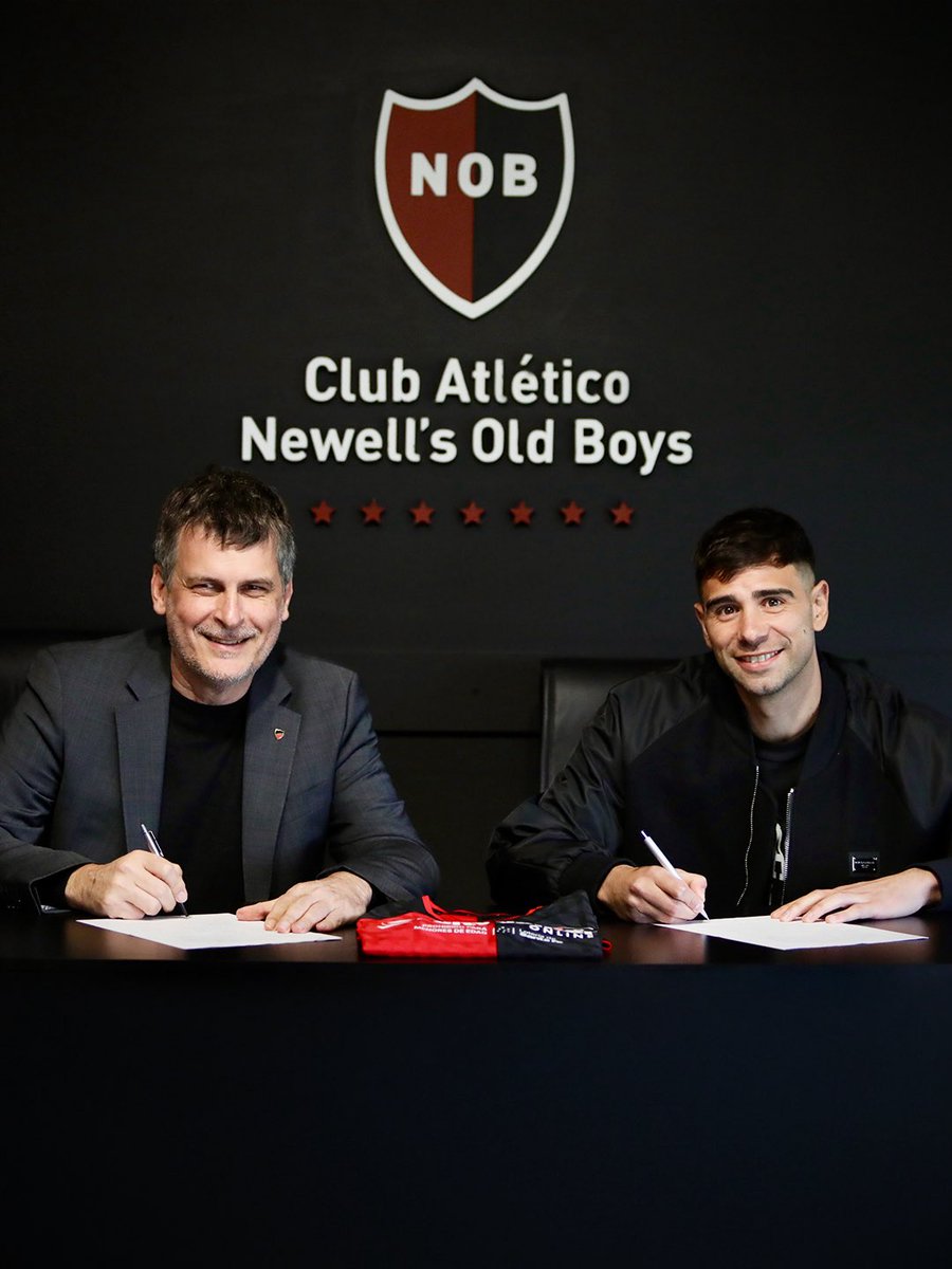 Newells's tweet photo. Lautaro Giannetti se convirtió en refuerzo leproso 💪🏼

El defensor de 32 años firmó su contrato con el club y se sumó a la pretemporada del plantel.

¡Bienvenido al Corazón de la ciudad! ❤️🖤 https://t.co/vm4HE4bmwK