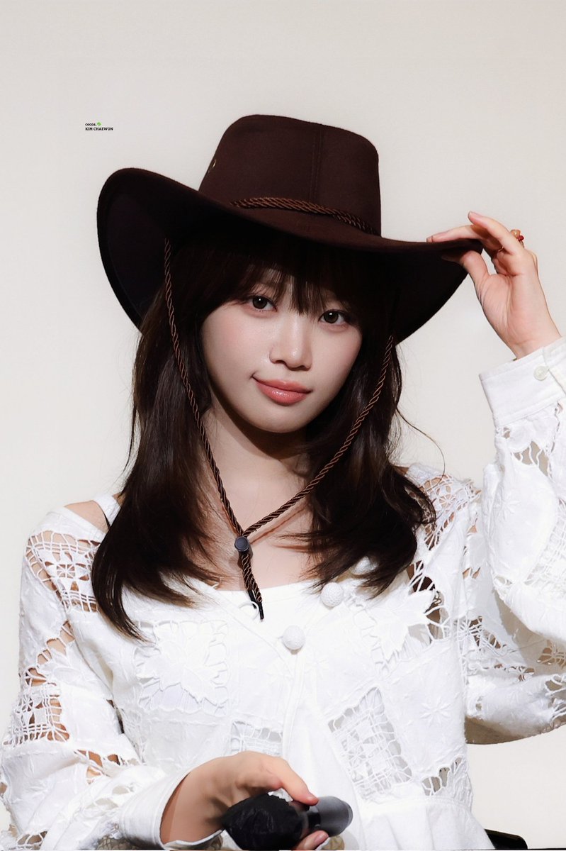 Lesseraphic's tweet photo. WE GOT EVEN MORE COWBOY CHAEWON PICTURES, IM SCREAMINGGGGG https://t.co/MrQ1iH4ekJ