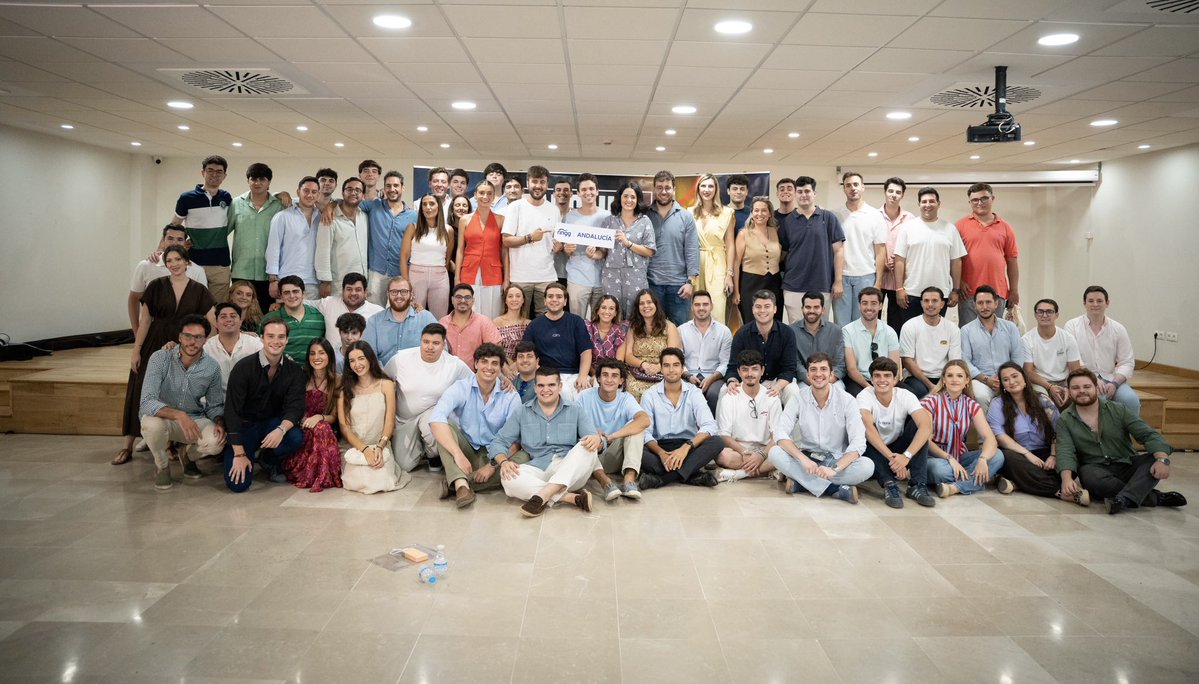PPdeSevilla's tweet photo. Hoy, en Sevilla, junto a @Idancausa , reafirmamos nuestro compromiso con los jóvenes, una generación que merece más oportunidades para construir su futuro.

Impulsamos un proyecto que pone a los jóvenes en el centro, escucha sus inquietudes y apuesta por su talento para construir el futuro de nuestra ciudad y de nuestro país🇪🇸