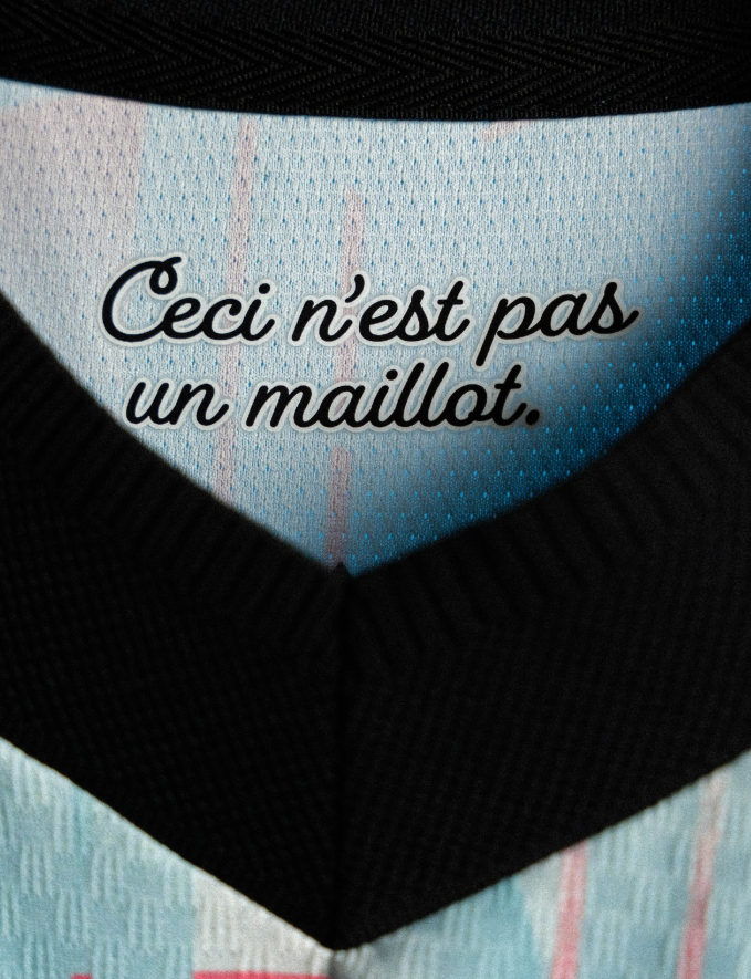 LaCasacaBlog's tweet photo. La camiseta alternativa de Bélgica homenajea al Pintor surrealista belga René Magritte. El gráfico en toda la camiseta mezcla el escudo de la federación con su obra "La voix des airs" que recuerda a la región del país donde Magritte creció, el Pays Noir. El jocktag en el cuello interno también se inspira en otra obra del artista.