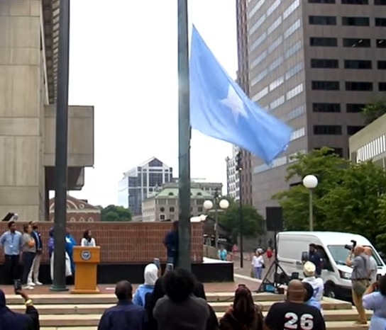 libsoftiktok's tweet photo. Weeks after proposing a nearly million-dollar cut to Veterans’ services, Boston Mayor Michelle Wu held a Somali flag-raising ceremony at City Hall

Propping up Somalis while diminishing our veterans.

Disgusting traitor https://t.co/vCgK9pLpIt