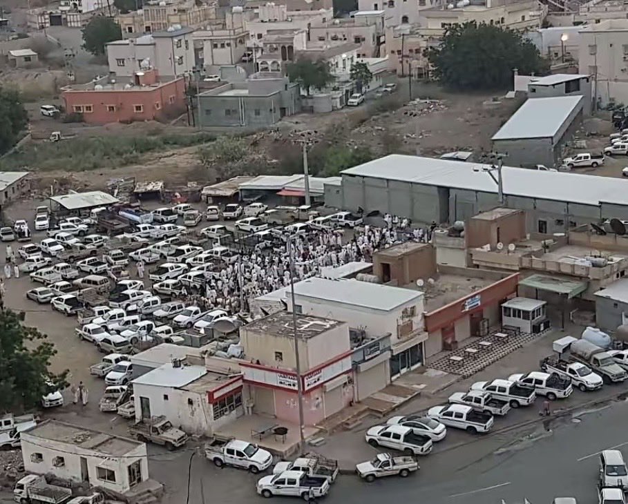 abo_aeed86's tweet photo. #أسواق_تهامة_رجال_الحَجْر

السوق هو المكان الذي يلتقي فيه البائعون والمشترون لإتمام عملية بيع وشراء السلع ، قال ابن منظور في "لسان العرب" : السوق التي يتعامل فيها ، تُذكّر وتُؤنث ، والجمع أسواق ، وفي التنزيل : ﴿وَمَا أَرْسَلْنَا قَبْلَكَ مِنَ الْمُرْسَلِينَ إِلَّا إِنَّهُمْ لَيَأْكُلُونَ الطَّعَامَ وَيَمْشُونَ فِي الْأَسْوَاقِ﴾.

ومن أشهر أسواق العرب قديماً ، عكاظ في الطائف ، وسوق ذي المجاز ، وسوق مجنة حول مكة ، وسوق حُباشة في تهامة الأزد في بلاد بارق ، وغيرها ، وما الأسواق عند العرب إلا إمتداد لها ، ولكنها تتفاوت في حجمها وأهميتها .

والمتابع للأسواق الأسبوعية الشعبية في المنطقة الجنوبية ، خلال العقود الماضية ، لا يجد عدة عشائر مجتمعة ، او قُرى متقاربة ، إلا لديهم سوقٌ يُقام يخدم مصالحهم ، يقول فؤاد حمزة في كتابه "في بلاد عسير" الذي الفه عام ١٣٥٢ هـ : ( وضعت إحصاء لهذه الأسواق في الجهات الواقعة بين الطائف والحدود اليمانية ، فوجدتها تزيد عن مائة سوق) .

وكانت هذه الأسواق هدفها الأساسي البيع والشراء ليحصل المرء على احتياجاته ، فهي المنفذ الوحيد في تلك الأزمنة القديمة ، بالإضافة الى ذلك ، انه يحصل فيها ، الفصل في الخصومات ، ونشر المواعظ ، وإعلان الأخبار التي تهم المجتمعات ، وكل قبيلة يُقام السوق على أرضها ، تحرص على أمنه ، والمحافظة عليه ، والطرق المؤدية إليه ، لذلك يقولون في أمثالهم "من نَصّ سوق ٌ يمّنه" .

وكان في تهامة بلاد الحَجْر ، أسواق عديدة ، أغلبها أندثر مع وجود الأسواق الحديثة المنتشرة في كل مكان مع الطفرة التجارية التي نعيشها في وقتنا الحاضر ولله الحمد والشكر .

وهذه الأسواق هي ؛

▪️سوق الأثنين في المجاردة ، ويعد من الأسواق القديمة والكبيرة على مستوى تهامة ، وفدت قديماً إحدى القبائل في ذلك السوق فيقول شاعرهم :
مني سلام  ٍ على الاثنين
مثيل مكة وسوقها

▪️سوق الأحد في الحيد في بلاد عبس ، قال مزهر الثرباني رحمه الله في احتفالاً أُقيم في ذلك السوق :
سلام في سوق لبني شهر رايس
قد رسّمه الاولي ما عنه حِيَّاله

▪️سوق السبت في ختبة ، ويسمى ايضا سوق القاسم ، نسبة للقبائل القائمة على شئونه ، قال ابن لعدل رحمه الله في إحتفالا أُقيم في السوق :
يا سلام  ٍ على سوقن ومن يخطره يلقى الآمان ..
سوق دعوى ال قاسم حد من يخطره يلقى الاماني ..

▪️سوق الخميس في شرق جبل ثربان .

▪️سوق الأحد في غرب جبل ثربان .

▪️سوق الأحد في خاط ، لقبائل بني عمرو ، كان يُقام بالتناوب ، شهر عند بلجُبر ، وشهر عند بني مد .

▪️سوق الخميس ، في خاط ، أُقيم هذا السوق بعد اندثار سوق الأحد ، ويقال له "خميس ديدح" نسبة للشيخ ديدح الذي أقامه .

▪️سوق الجمعة ، ويقال له سوق الفصيلة بأسم البقعة التي يُقام فيها ، وهو لقبائل جبل أثرب ، وفيهم وفي سوقهم يقول محمد بن زاهر الأثربي رحمه الله :
جمعة أثرب توزّت بين سبع اللحى واشنابها
يقصد قبائل أثرب السبع .

▪️سوق الأثنين في وادي بقرة .

▪️سوق الثلاثاء ، ويقال له ثلوث المنظر في بلاد الشهارية .

▪️سوق الخميس ، ويقال له خميس مطير ، في بلاد بلّسمر .

▪️سوق الأحد ، ويقام في قرية الفاضية بجبل ضرم في تهامة بلّسمر ، وفيه يقول شاعرهم :
قم يالاحد والله انك في هيبة راسي ..
وان تجيك القوافل من قعاقيع البحور

▪️سوق الاربعاء ، وهو ربوع فرشاط

هذه تقريباً أشهر الأسواق التهامية في بلاد رجال الحَجْر ، من بلاد عبس شمالاً الى مِرّه وفرشاط من بلاد بلّحمر جنوباً ، وهي تتفاوت في تواريخ نشأتها ، وفي حجمها ، وشهرتها ، وكانت تتغذى بما يصنعون ويزرعون ويجلبون الأهالي ، ومن الأماكن المجاورة في تهامة والسراة ، بالإضافة أن أكبر روافد هذه الأسواق كانت من بندر القنفذة والشقيق ومحايل ، ومن بيشة والحرجة وبعض بلدان السراة .

✍️ أحمد بن عائض الحسيني
