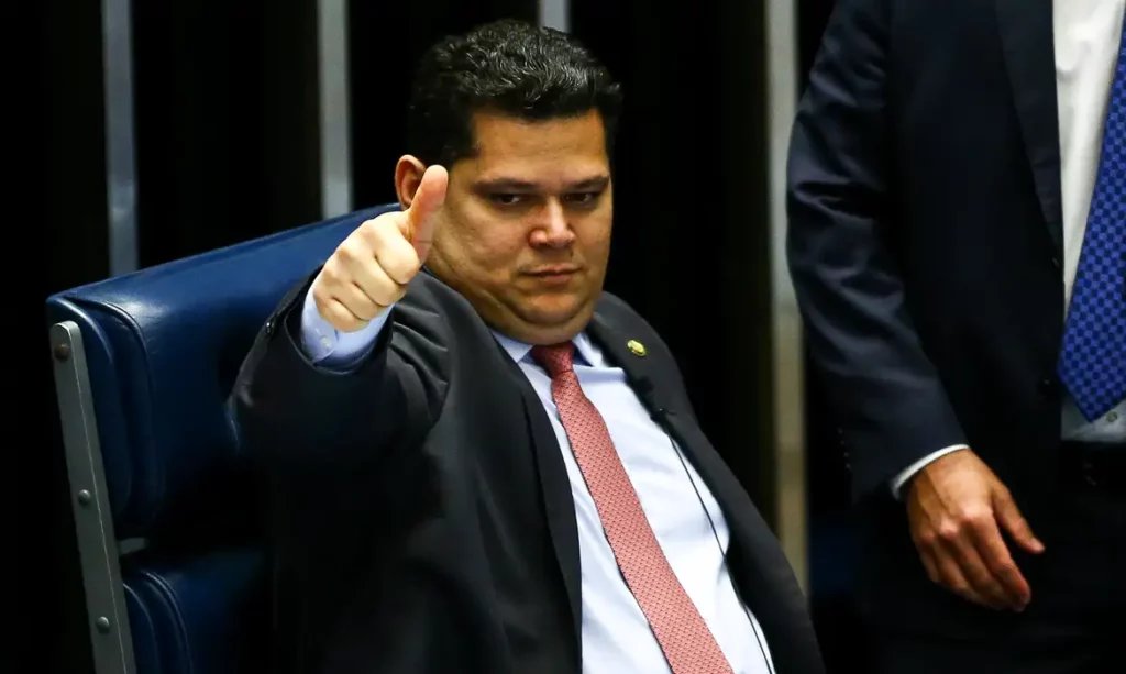 TheodorCarvalho's tweet photo. Sabe quantos votos teve o Davi Alcolumbre?
Um pouquinho mais de 196 mil votos. Sabe quantos votos teve o presidente Lula? Lula teve 60 milhões de votos. Vocês entenderam agora a revolta do trabalhador? Alcolumbre, com esses míseros votos, tomou conta da pauta da escala 6x1 e está se achando o dono da senzala. Davi Alcolumbre transformou o Senado em uma instituição inimiga do povo.
