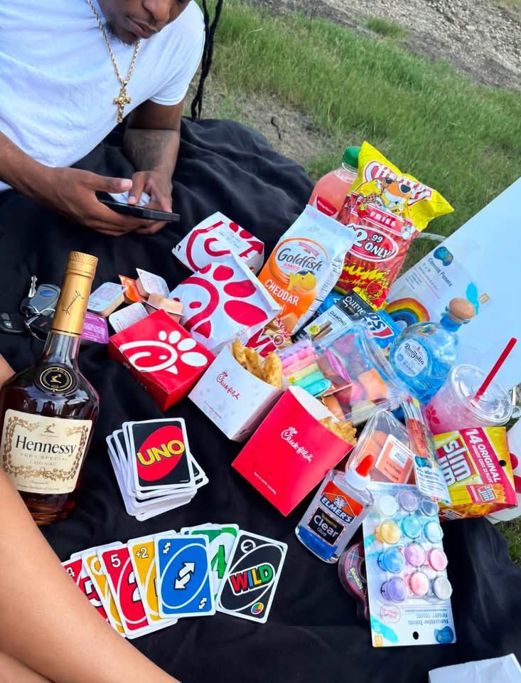 layxsnv's tweet photo. A picnic date with your favorite person 🧺❤️🥰🥪🍷🍇 https://t.co/YrWKhGDwNJ