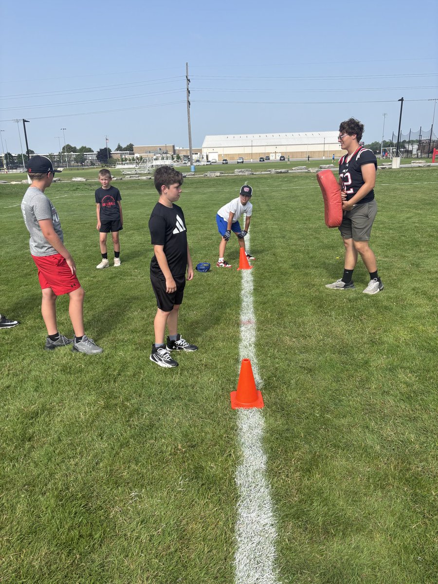 LHSfballLegends's tweet photo. Another hot day at camp 😎 Great job to all of our 175 campers ! https://t.co/p9oMFIXKbN