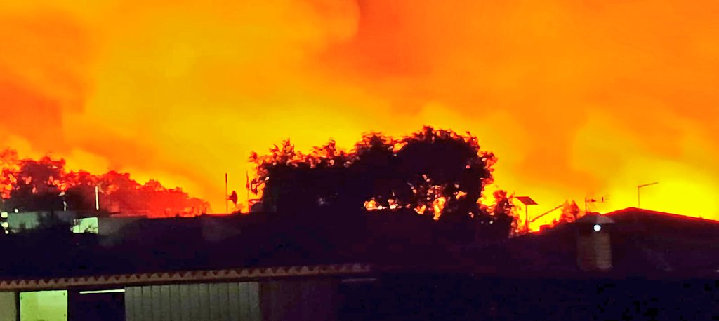 jmlopezcasla's tweet photo. #EstáPasando Incendio en las cercanías de la urbanización Nuevo Borox, en Borox (Toledo). Las llamas ya se encuentran a pocos metros de las casas y @prote_toledo les dice a los vecinos por teléfono que "hasta que no llegue el fuego a las viviendas" no se puede hacer nada. https://t.co/AGQ1dWbHDe