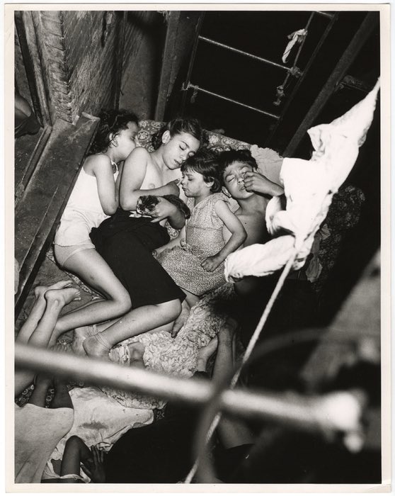 SimondAthenes's tweet photo. @ClementGaill Il y a aussi la série du photographe new-yorkais Weegee sur les  lits improvisés dans les « fire escape » pendant les nuits de canicule. ( 1941) https://t.co/s8S548gA8Y