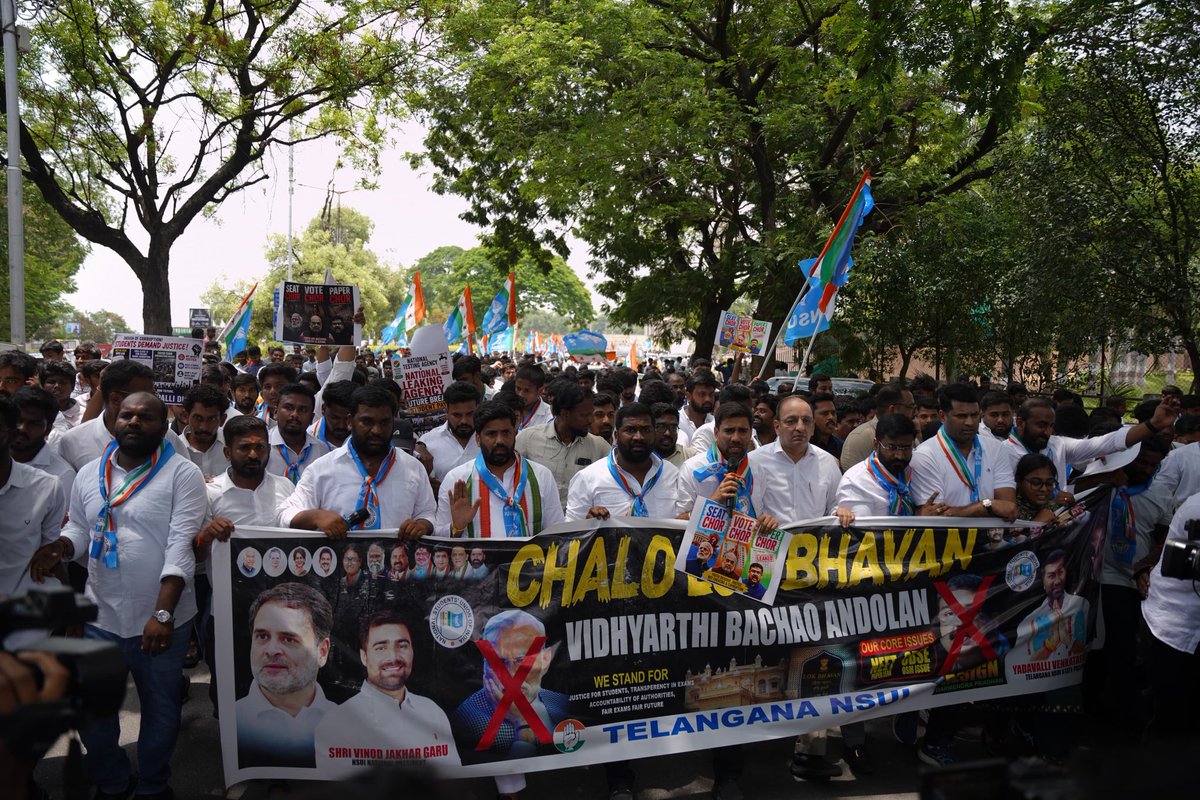 MJayvardhan4's tweet photo. Few Glimpses of Vidyarthi Bachao Andolan – Chalo Raj Bhavan. Together, students raised their voices for justice, rights, and a better future. ✊📢

#VidyarthiBachaoAndolan 
#ChaloRajBhavan 
#StudentUnity 
#StudentsRights https://t.co/mAF79hCO5D