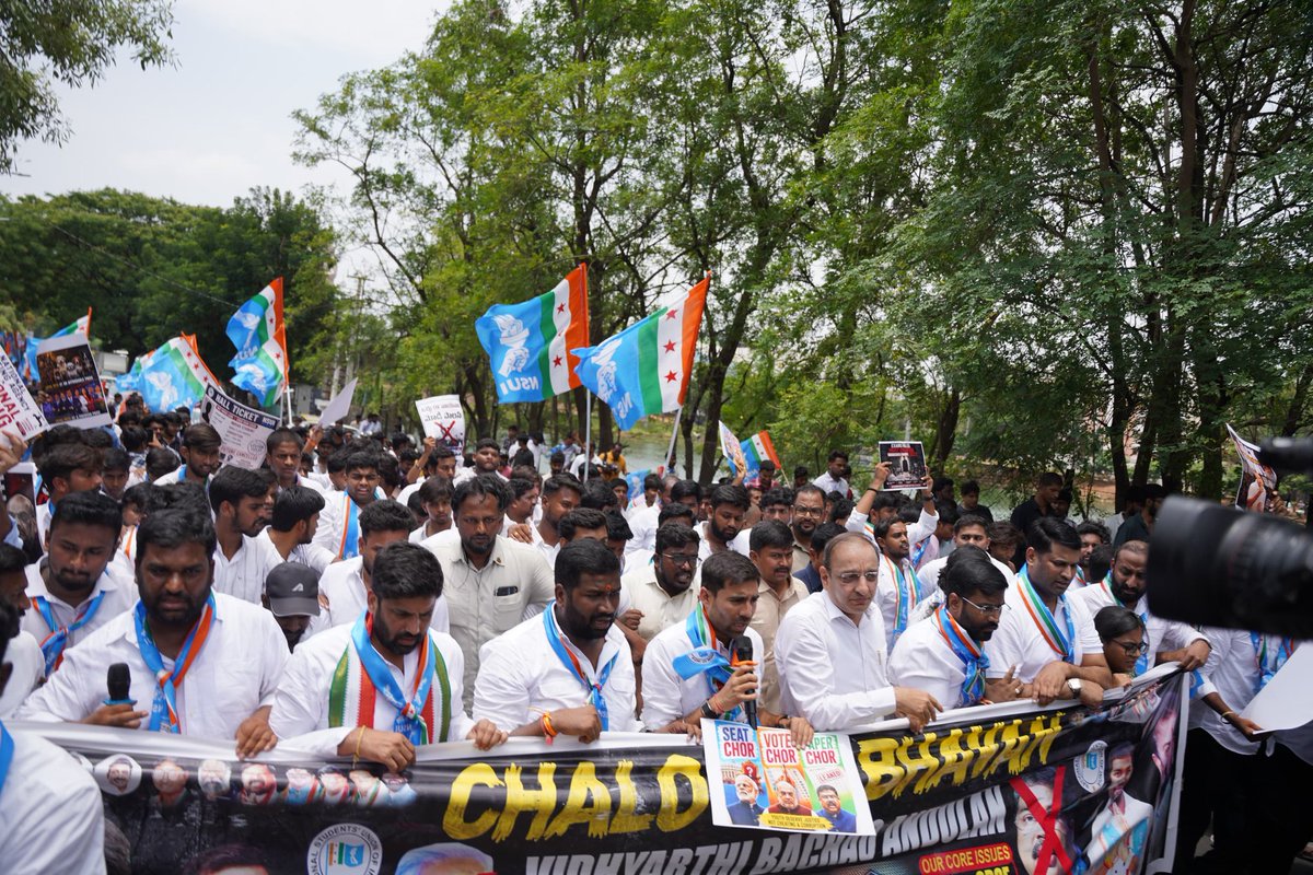 MJayvardhan4's tweet photo. Few Glimpses of Vidyarthi Bachao Andolan – Chalo Raj Bhavan. Together, students raised their voices for justice, rights, and a better future. ✊📢

#VidyarthiBachaoAndolan 
#ChaloRajBhavan 
#StudentUnity 
#StudentsRights https://t.co/mAF79hCO5D