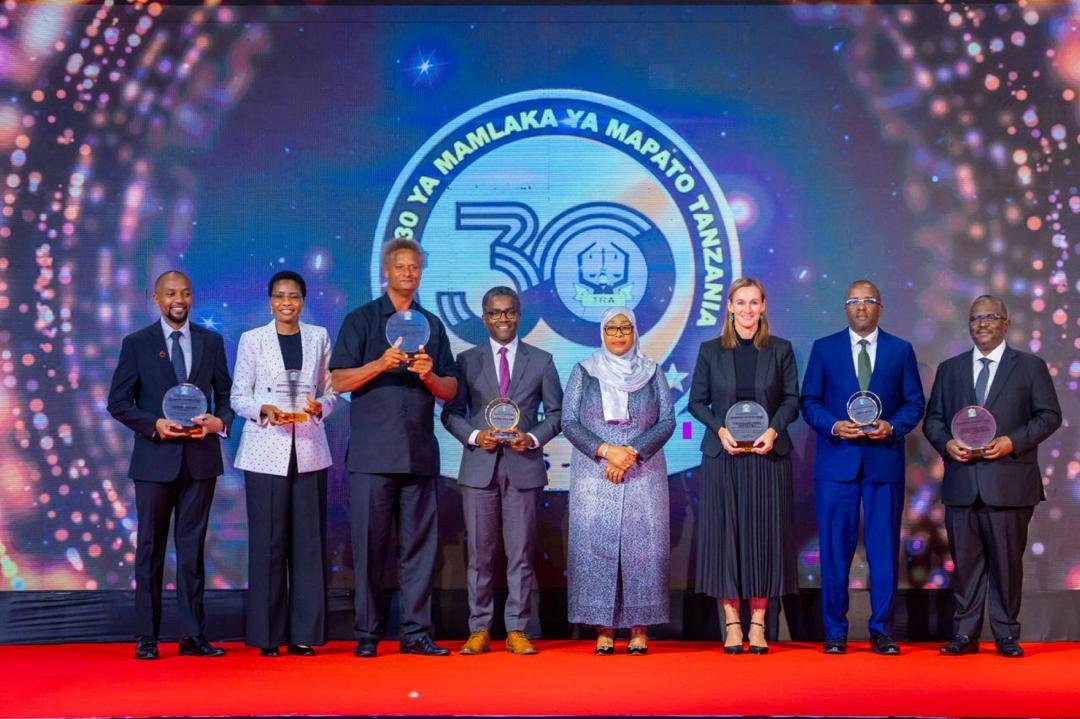 SuluhuSamia's tweet photo. Usiku wa leo mkoani Dar es Salaam, nimeungana na viongozi na wananchi wenzangu kuadhimisha miaka 30 ya Mamlaka ya Mapato Tanzania (TRA). Maadhimisho haya yametupa fursa ya kuendelea kutambua na kujivunia mchango mkubwa wa TRA pamoja na walipakodi wote katika maendeleo ya Taifa letu.

Tunapotekeleza Dira ya Taifa ya Maendeleo 2050, ni muhimu kuendelea kuimarisha ukusanyaji wa mapato ya ndani. Hili litafanikiwa wananchi wakilipa kodi kwa uaminifu, TRA ikikusanya kwa haki, na Serikali ikitumia mapato kwa uadilifu.

Sote tuendelee kukumbuka kuwa, kulipa kodi ni wajibu, ni uzalendo, ni heshima, na ni dhamana inayorudi kwa wananchi kupitia huduma na shughuli za maendeleo.