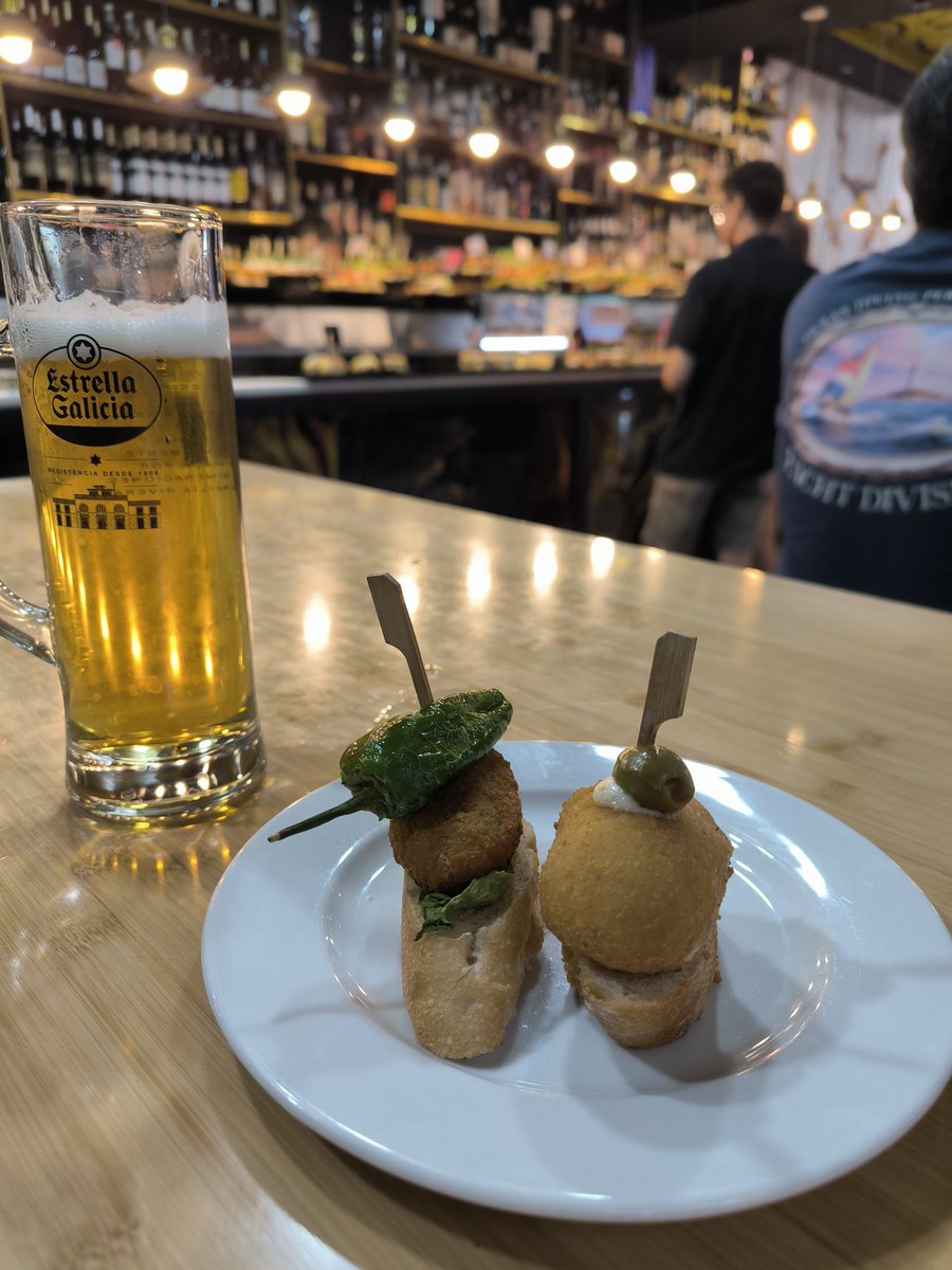 bocky_29's tweet photo. ピンチョスバルで夕飯。ツマミ2品と生ビールで1,500円ほど🍻カロリー高そうなツマミが多い。このあともう1軒行っておいた。#バルセロナ　#ピンチョス　#バル　#ピンチョス通り https://t.co/uTyllwknVa