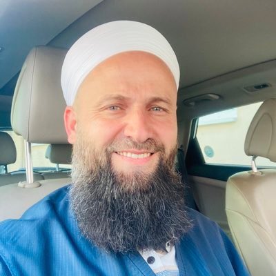Derin_Devlettt's tweet photo. Hasan Alkan, kadınların parfüm sıkması hakkında konuştu.

• Parfüm kullanan hanımefendiler.

• Şuna dikkat etmek zorundayız. 

• Dinimize göre güzel koku kullanmak sünnettir. 

• Efendimiz'in en çok sevdiği şeylerden de bir tanesidir. 

• Ancak bir hanımefendi güzel kokan parfümü sürerek çarşıda pazarda gezerse, eğer o kokusunu başka erkekler alırsa bu kesinlikle caiz değildir. 

• Yani abartılı bir şekilde koku sürüp çarşıda pazarda başka erkeklerin, namahrem erkeklerin onun kokusunu alması caiz olmaz. 

• Bu hususta çok dikkat etmiş olalım. 

• Tabi ki temizliğimize dikkat edeceğiz, tabi ki ter kokmayacağız, fakat bunun yolunu Şer-i Şerife uygun bir şekilde yapmak zorundayız.