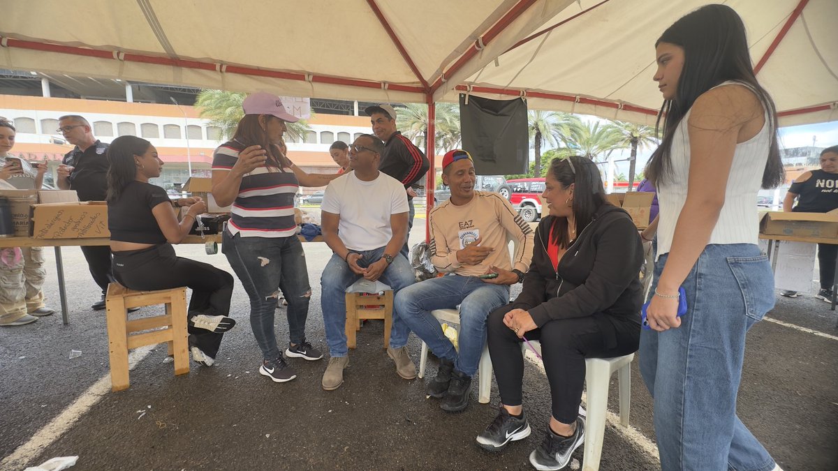 Richardf_VP's tweet photo. Seguimos en la plaza monumental de alta vista en Ciudad Guayana recibiendo insumos para nuestra gente de los estados afectados por el terremoto. @VoluntadPopular https://t.co/xzTkIlyiV5