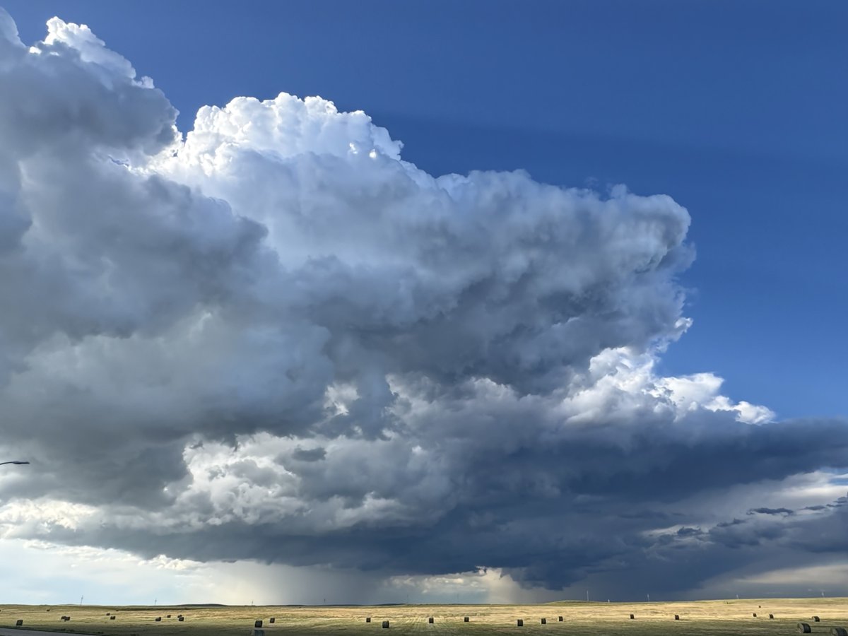 CollinKennedyWX's tweet photo. Doesn't get much better than a North Dakota landscape and a beautiful storm. https://t.co/YC9NaFXfN2