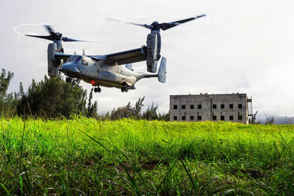 25thID's tweet photo. As our Nation nears its 250th anniversary, #TropicLightning Soldiers from the 25th ID &amp; the @USMC are training to preserve the freedoms we defend. This joint air assault &amp; urban ops in Hawaii ensure our #JointForce is always ready.

📷: Sgt. Duke Edwards

#Freedom250 #America250 https://t.co/uQwgt301Mc