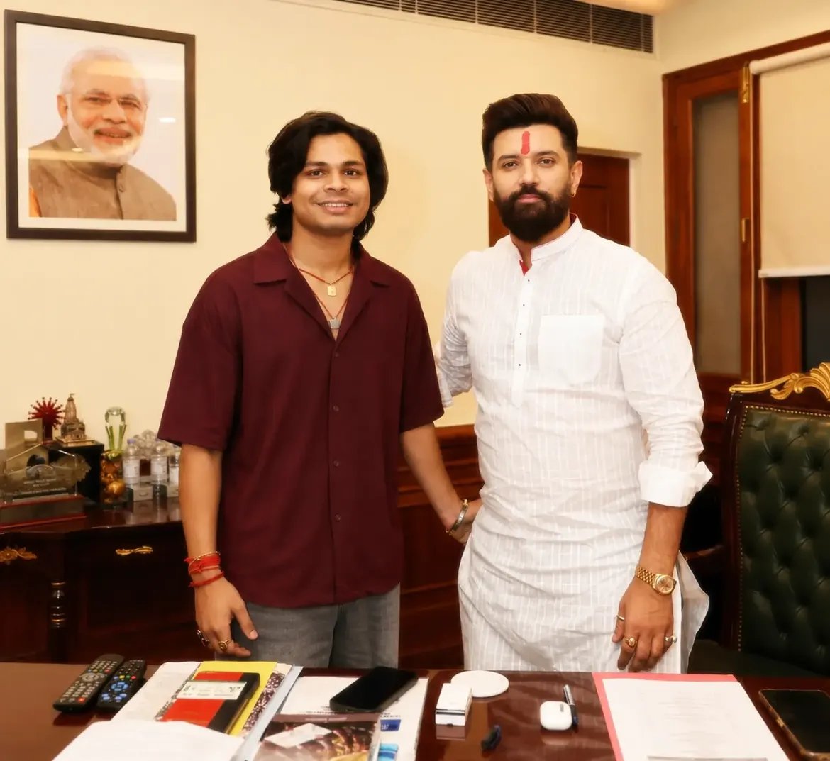 Nishuazad11's tweet photo. जब आरोपी खुलेआम हमला करे, नेताओं का संरक्षण मिले, और जवाब मिले कि "फोन बंद है, बिहार भाग गया" तो सवाल उठना स्वाभाविक है।
अगर कानून सबके लिए बराबर है, तो कार्रवाई भी बराबर होनी चाहिए। दिल्ली पुलिस से निष्पक्ष और शीघ्र कार्रवाई की अपेक्षा है।
@iChiragPaswan
#DelhiPolice https://t.co/8nLgly4H6X