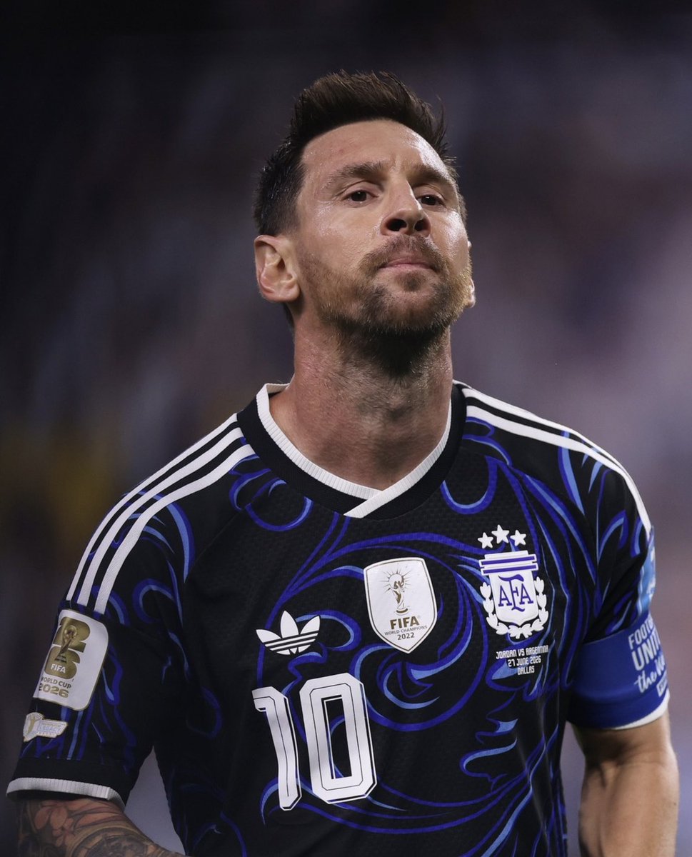 futebol_info's tweet photo. 😅🇨🇻 José Maria Neves, presidente de Cabo Verde, desafia favoritismo da Argentina: "Podemos vencer por 1 a 0".

“Acho que Cabo Verde pode vencer a Argentina por 1 a 0. Estamos jogando para ganhar. Quando as expectativas sobre uma equipe são baixas e ela tem vontade de vencer, tudo é possível.”

“Uma pequena nação como Cabo Verde deve sempre buscar surpreender as pessoas. Temos 100% de chances de vencer a Argentina.”

“Fomos a esta Copa do Mundo para escrever nosso próprio destino, que era enfrentar os campeões. Vamos jogar contra a Argentina e contra Messi com a mesma determinação, a mesma vontade e o desejo de vencer.”

🗞️ BBC | @JornalOGlobo 
📸 Reprodução | AFA/Seleção Argentina