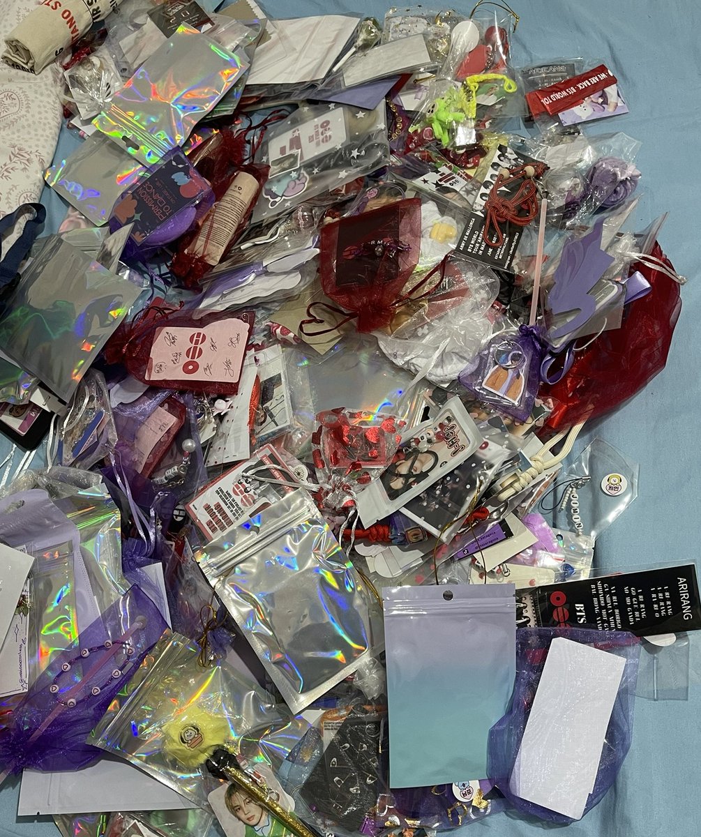 shajlc28's tweet photo. MADRID ARMY, no puedo estar más agradecida con vosotras 😭. ¡La cantidad de freebies que recibí fue una LOCURA! 🇪🇸💜 Os quiero, mil gracias, nos vemos el año que viene🫡

Espero que alguna haya recibido mis freebies.🫶

P. D.: Si ves tu freebie, escríbeme. https://t.co/hei9RGGpYt