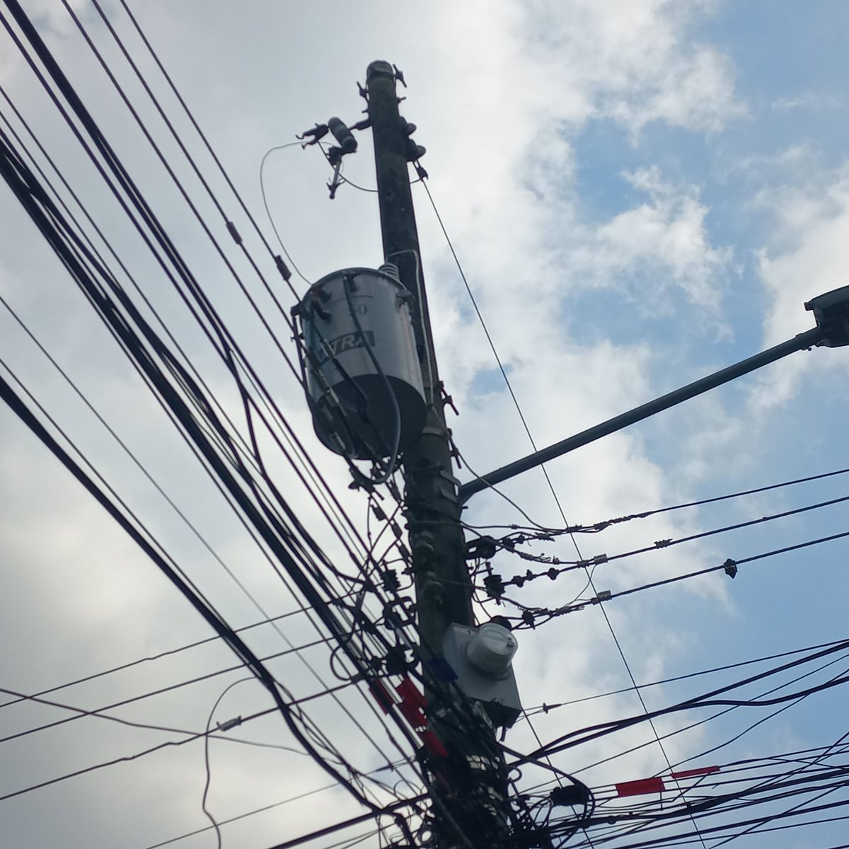 DannyCasti58267's tweet photo. Estimados Señores de @CNEL_EP en estos momentos acaba de hacer Chispas el Transformador ubicado en la Alborada 4ta Etapa Mzs.: ED-EE. Dejando a varias Manzanas del Sector sin Luz.
Cuenta Contrato # 201015285418
Poste # P104260
Contacto: 0991851966 https://t.co/FXmq8mXf9t