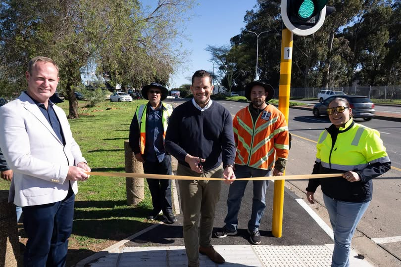zizipho50's tweet photo. City of Cape Town cutting a ribbon after installing a Traffic controller.🤣🤣🤣 https://t.co/3vg4QV1Xh4