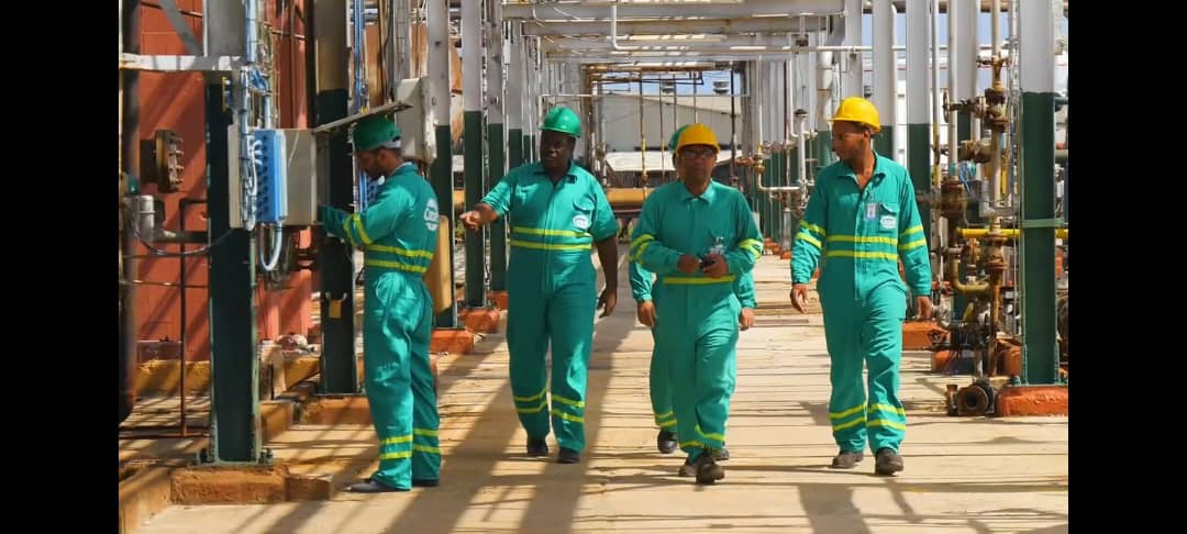 DayanVelozo's tweet photo. Muchas felicidades a los historiadores, a los químicos, a los trabajadores del sector del petróleo y a la entrañable emisora @RadioRelojCuba que hoy celebran su día. https://t.co/ugY8jNHn2V