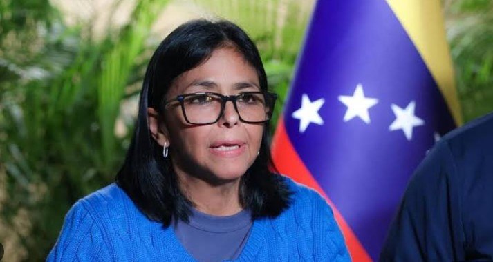 teleSURtv's tweet photo. 🚨  Gobierno venezolano decreta siete días de duelo nacional a partir de las 18:00 del 1/7/2026 en recuerdo de las víctimas del terremoto del 24/6.

🔴 La presidenta (E)  Delcy Rodríguez expresó que Venezuela tiene el alma rasgada por las pérdidas humanas y acompañará a las familias. 

#teleSUR #AméricaLatina #SurGlobal