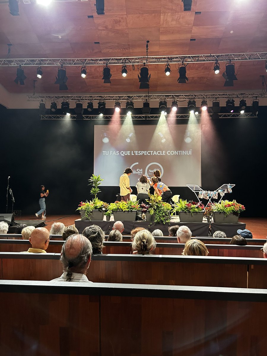 JuntsxCatVila's tweet photo. 📷 Avui el president local i regidor @liberto_mas iha assistit a la gala de presentació de la nova temporada d’arts escèniques i visuals de  #Vilafranca. 
#Penedès https://t.co/eN3Wg8TAmW