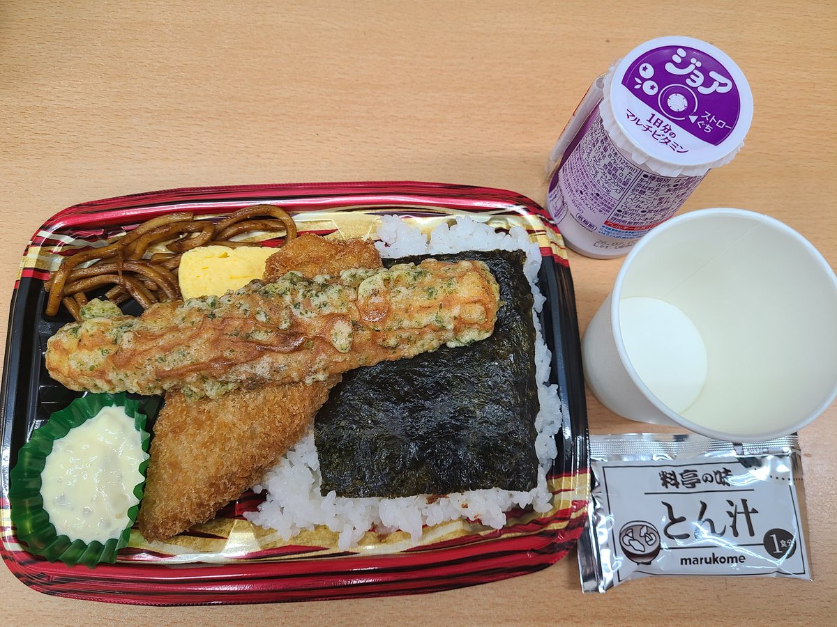 hirokazkun's tweet photo. 7/1の昼ご飯
白身フライ弁当
とん汁
ジョア https://t.co/PiWVOUXuSm