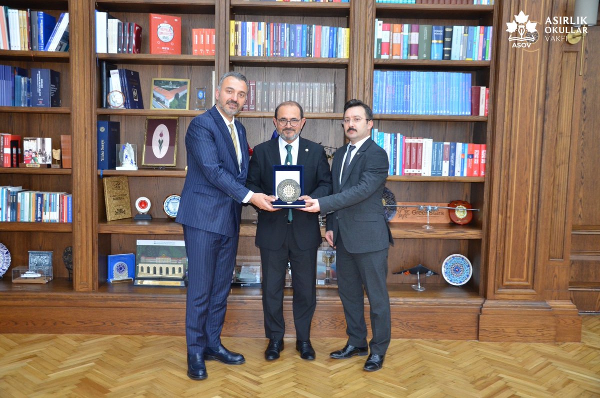 asirlikokullar's tweet photo. Asırlık Okullar Vakfı Başkanı Hanefi Alper ALKAÇ ve Başkan Vekili Murat İDELİLİ, Yıldız Teknik Üniversitesi Rektörü Sn. Eyüp DEBİK'i makamında ziyaret ederek eğitimde iş birliklerine dair istişarelerde bulundu. Kendisine nazik kabulleri için teşekkür ederiz. https://t.co/wYpPO7uOwx