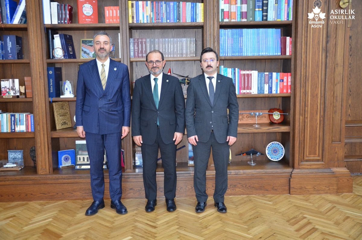 asirlikokullar's tweet photo. Asırlık Okullar Vakfı Başkanı Hanefi Alper ALKAÇ ve Başkan Vekili Murat İDELİLİ, Yıldız Teknik Üniversitesi Rektörü Sn. Eyüp DEBİK'i makamında ziyaret ederek eğitimde iş birliklerine dair istişarelerde bulundu. Kendisine nazik kabulleri için teşekkür ederiz. https://t.co/wYpPO7uOwx