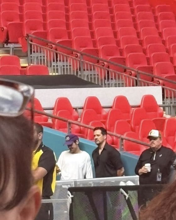 hstbrasil's tweet photo. Harry assistindo o jogo da Inglaterra x RD Congo nos telões do Estádio de Wembley, antes do show de hoje! 🤩 https://t.co/14HL1qRT5h