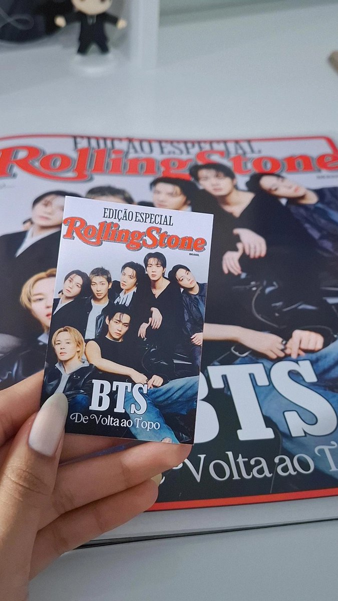 emymickelly's tweet photo. a revista é linda e tem uma qualidade muito boa, eles só erraram no photocard https://t.co/UwLSTpN4TR