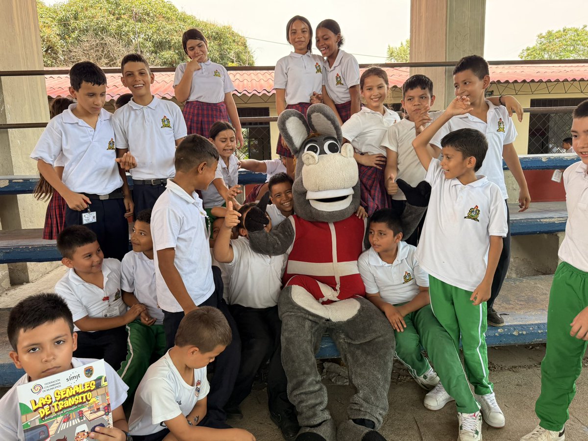 transitometa's tweet photo. 9.👨‍👩‍👧‍👦 Niños, jóvenes y adultos hacen parte de nuestra apuesta por una movilidad segura.

A través de la educación y la sensibilización promovemos hábitos responsables que contribuyen a reducir la siniestralidad vial en el Meta.

#Meta66Años https://t.co/IwA0wg3cgI