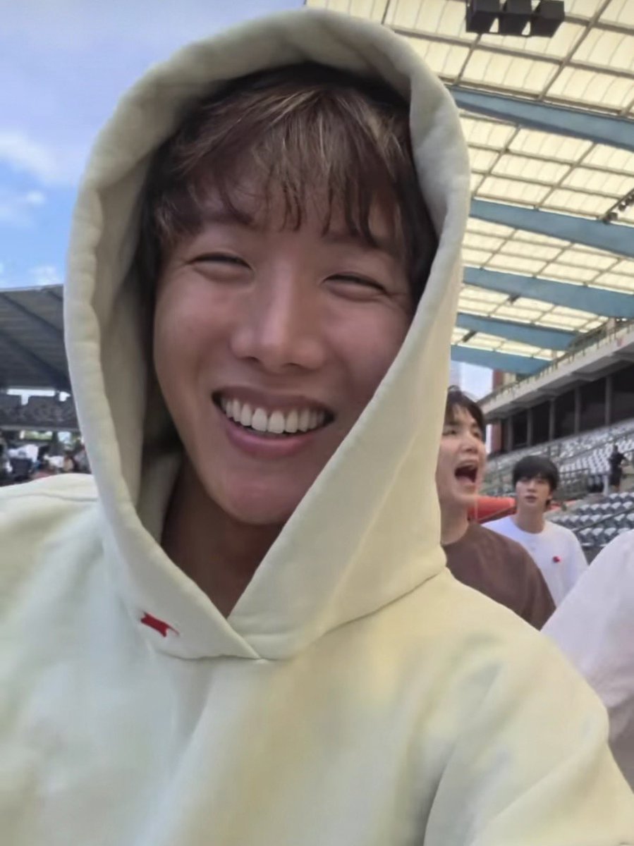 sugxmoon's tweet photo. hobi a wooper behind you!!! https://t.co/WbJeCRrPXo