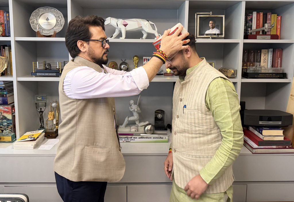irohitmishrabjp's tweet photo. “युवा नेतृत्व और निरंतर जनसंपर्क के बल पर राजनीति में अपनी मजबूत पहचान बनाने वाले आदरणीय अनुराग ठाकुर जी का स्नेह प्राप्त हुआ” 

क्रिकेट प्रशासन से लेकर केंद्र सरकार में महत्वपूर्ण मंत्रालयों का दायित्व संभालने तक आपकी कार्यशैली,  युवाओं को अवसर देने की सोच सदैव प्रेरित करती है। https://t.co/b8ugeIgySQ