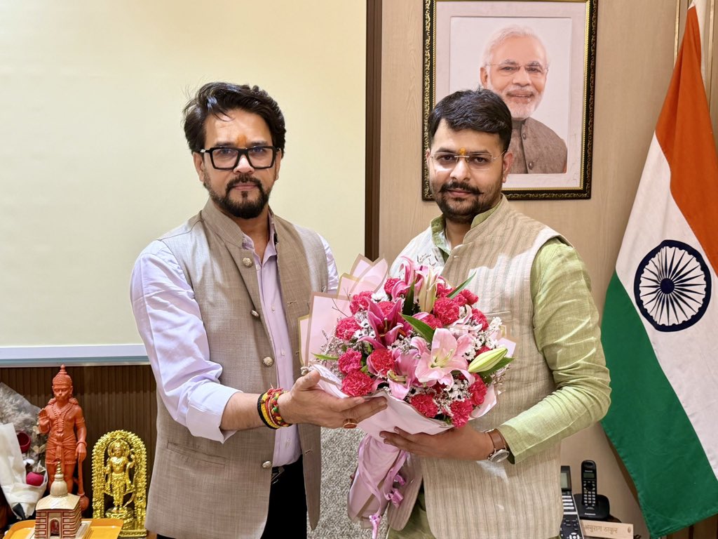 irohitmishrabjp's tweet photo. “युवा नेतृत्व और निरंतर जनसंपर्क के बल पर राजनीति में अपनी मजबूत पहचान बनाने वाले आदरणीय अनुराग ठाकुर जी का स्नेह प्राप्त हुआ” 

क्रिकेट प्रशासन से लेकर केंद्र सरकार में महत्वपूर्ण मंत्रालयों का दायित्व संभालने तक आपकी कार्यशैली,  युवाओं को अवसर देने की सोच सदैव प्रेरित करती है। https://t.co/b8ugeIgySQ