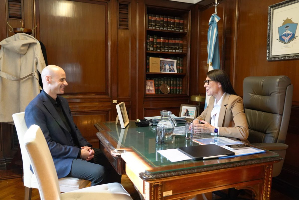 julietacorroza's tweet photo. Recibí en el Senado a Matías Consoli, Secretario de Gobierno de San Martín de Los Andes, para conversar sobre la agenda de trabajo y los desafíos que tenemos por delante.

La planificación y el trabajo conjunto son fundamentales para seguir impulsando el desarrollo de Neuquén, fortaleciendo cada municipio y acompañando el crecimiento de toda la provincia.