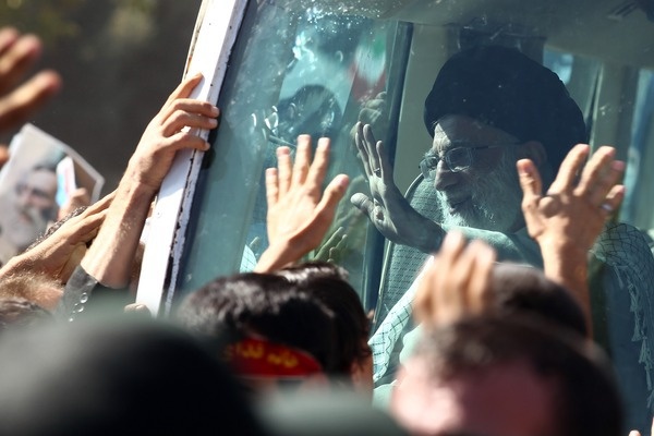 Hieremias25's tweet photo. گرچه ما تشییـعِ پیکر شما را
روی این دست‌ها، دستانِ خودمان،
باور نداریـم
اما؛
از شما آموختیـم که
سـوگ را به حماسـه بدل کنیـم
و شما را به خاك که نه
به آسـمان، امانت بسپاریم
تا آن روزی که 
با منتقـمِ همهٔ خـون‌هایِ به ناحق ریخته‌شدهٔ تاریـخ،
از راه برسـید!

#باید_برخاست
#پدر_امت https://t.co/AfM2l5ikYm