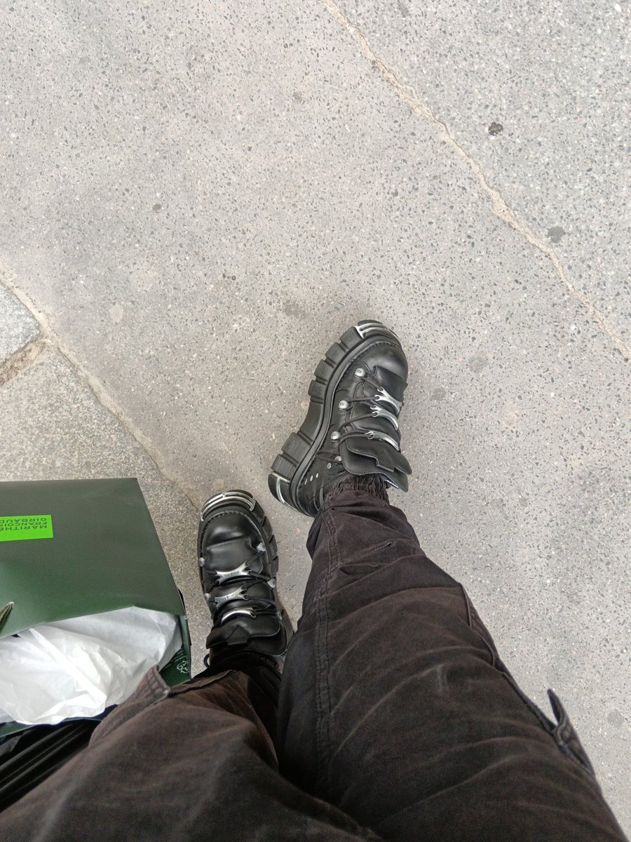 DominanorOff's tweet photo. Prêt à vous écraser pendant que vous remboursez mon shopping les soumis 💸💸😈 https://t.co/xdzZDgaLXw