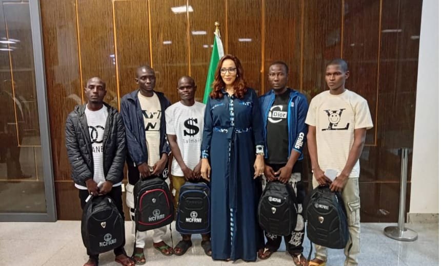 NigeriaMFA's tweet photo. Five young Nigerians who were detained in MACA Prison, Abidjan, Côte d’Ivoire, since August last year, and recently rescued by the Federal Government, have returned to the country. https://t.co/D0QHIXW88W