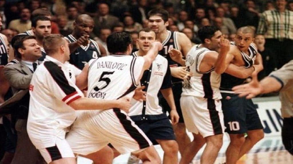 0308oscar's tweet photo. CONVIVIR CON EL ENEMIGO EN BOLONIA

El aire de Bolonia en la primavera de 1998 no se respiraba, se masticaba. Quien no haya vivido en aquella urbe del norte de Italia durante los años finales del siglo veinte difícilmente podrá comprender cómo el baloncesto ... https://t.co/rp846dGVyK