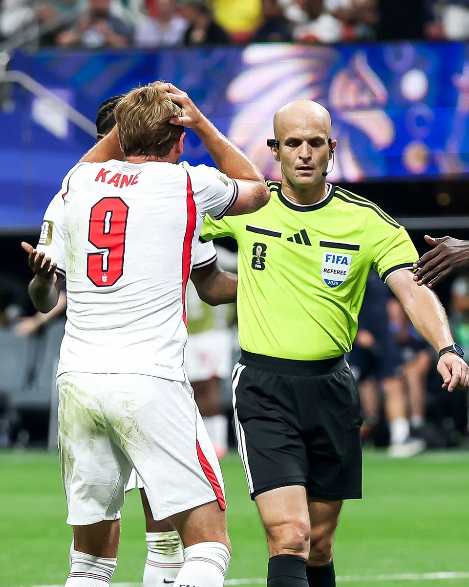 brfootball's tweet photo. The referee and VAR didn't give a penalty here 😬 https://t.co/QLNKH89cVr