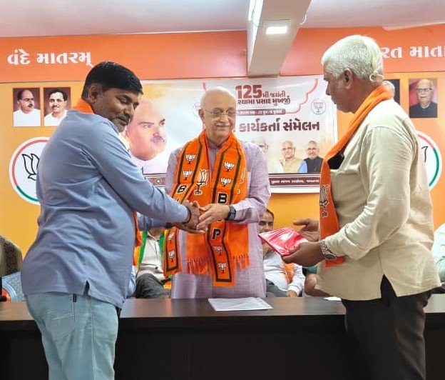 IKJadejaBJP's tweet photo. આજે જામનગર ખાતે ડૉ.શ્યામાપ્રસાદ મુખર્જીની 125 મી જયંતિ નિમિતે આયોજીત જિ.કાર્યકર્તા સંમેલનમાં ઉપસ્થિત રહ્યા.તેમાં ધારાસભ્યશ્રી,જિ.પ્રમુખશ્રી,જિ.સંગઠન ના હોદેદારો, મંડળના હોદેદારો, પ્રભારીશ્રીઓ, મોરચાના હોદેદારો તેમજ બહોળી સંખ્યામાં કાર્યકર્તા ભાઈઓ-બહેનોની પ્રેરક ઉપસ્થિતિ રહી હતી. https://t.co/nrJ9A4hcsL